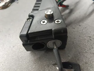 Cerradura y conector batería bici eléctrica