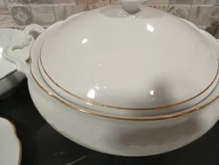 Vajilla Porcelana Bllnca y bañada bordes oro , urg