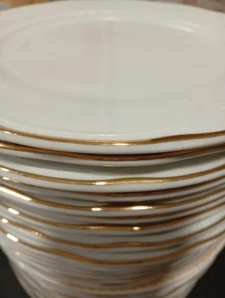 Vajilla Porcelana Bllnca y bañada bordes oro , urg