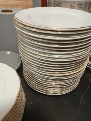 Vajilla Porcelana Bllnca y bañada bordes oro , urg