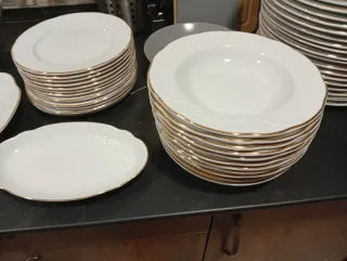 Vajilla Porcelana Bllnca y bañada bordes oro , urg