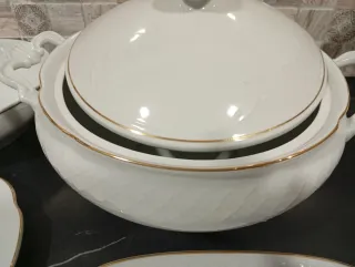 Vajilla Porcelana Bllnca y bañada bordes oro , urg