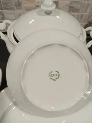 Vajilla Porcelana Bllnca y bañada bordes oro , urg