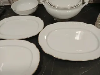 Vajilla Porcelana Bllnca y bañada bordes oro , urg