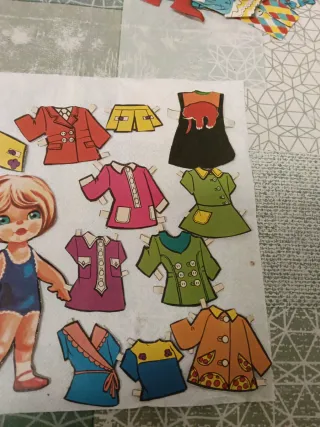 Set di bambole ritagliabili con vari vestiti