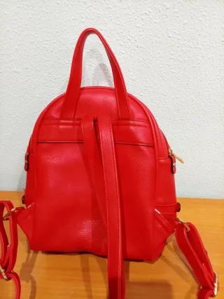 Mochila roja con cremallera dorada