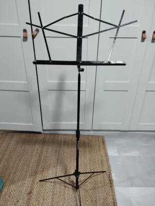 Atril negro para partituras