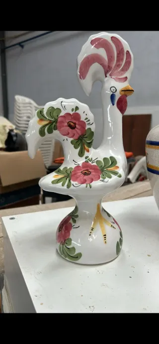 Figura gallo cerámica decorativa