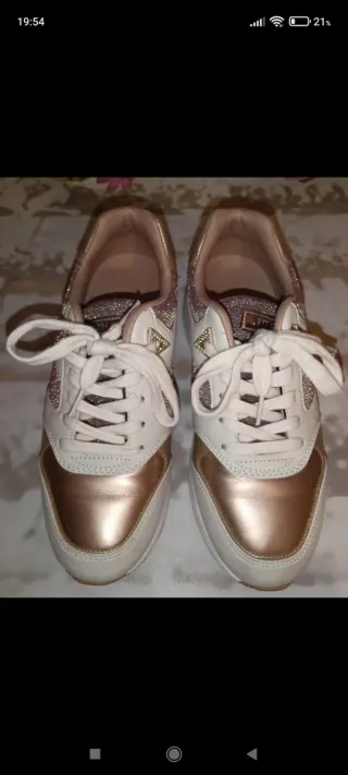 Deportivas Guess doradas y blancas