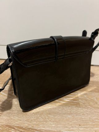 Bolso negro charol con hebilla