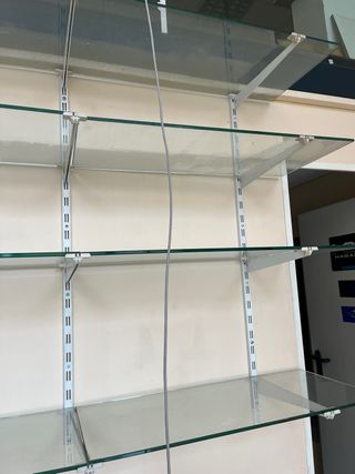 Estantería metálica con baldas de cristal