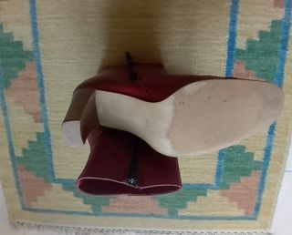 Botas de tacón alto, color granate