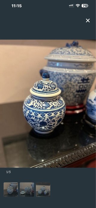 Jarrón de cerámica azul y blanco