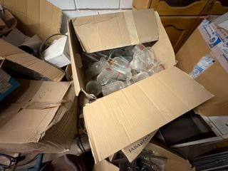 Muebles y vasos de bar