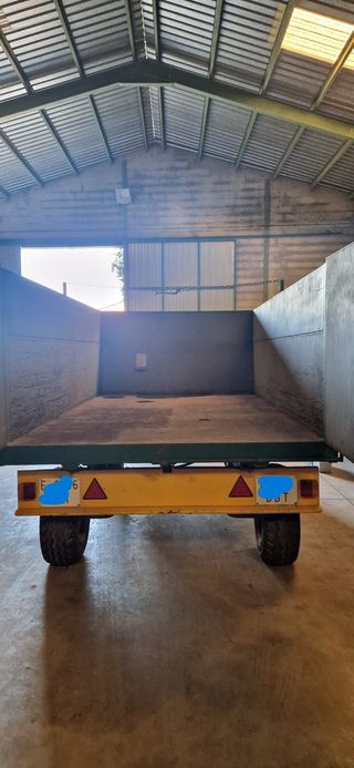 Remolque basculante agrícola verde