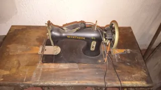 Máquina de coser Wertheim antigua a restaurar
