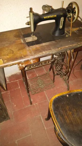 Máquina de coser Wertheim antigua a restaurar