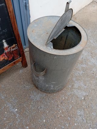 Bidón de aceite antiguo con asa