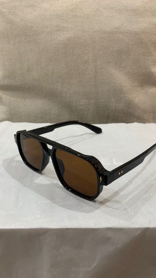Gafas de sol negras y marrones