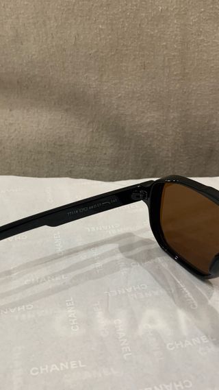 Gafas de sol negras y marrones