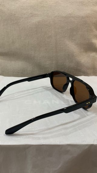 Gafas de sol negras y marrones