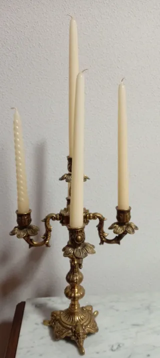 Mueble de entrada, reloj, candelabros y apliques.
