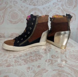 Betsey Johnson Botas con Cuña