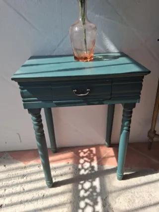 Mesa auxiliar de madera color verde azulado