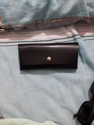 Gafas de sol negras con funda