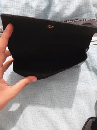 Gafas de sol negras con funda