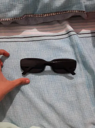 Gafas de sol negras con funda