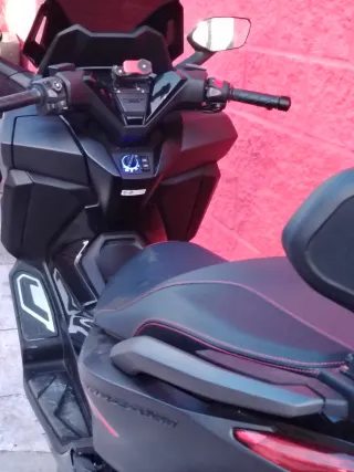 Maxi Scooter Negra Automática honda Forza 350