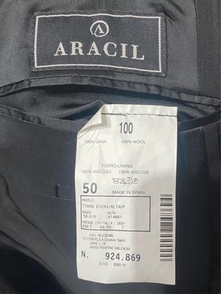 Traje de boda Aracil negro con chaleco rojo rayado