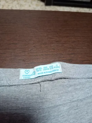 Pantalón corto deportivo gris