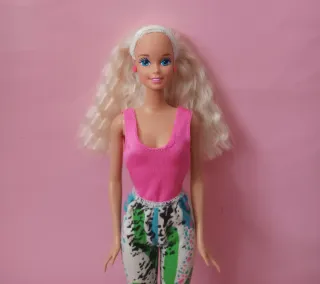Barbie con abbigliamento alla moda