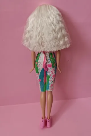 Barbie con abbigliamento alla moda