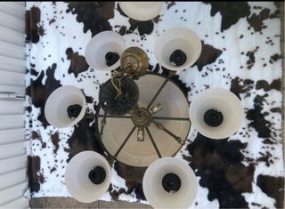 Lámpara de techo dorada y blanca