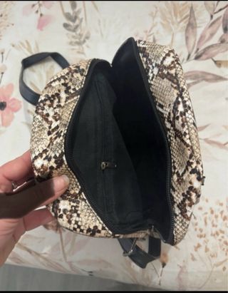 Mochila y cartera efecto piel serpiente