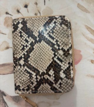 Mochila y cartera efecto piel serpiente