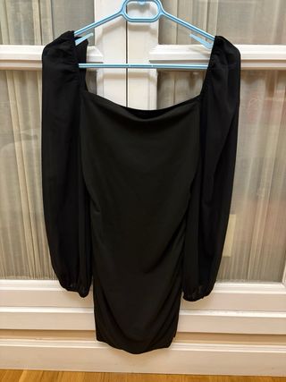 Vestido negro ajustado elegante