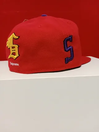 Gorra New Era x Supreme Roja Talla 7.1/4