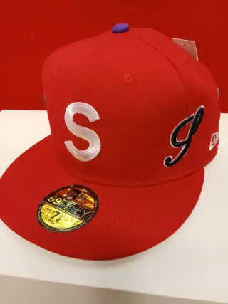 Gorra New Era x Supreme Roja Talla 7.1/4