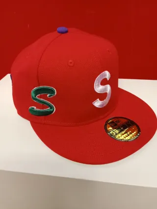 Gorra New Era x Supreme Roja Talla 7.1/4