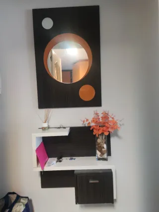 Mueble de entrada madera, blanco y naranja