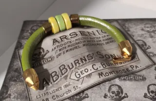 Pulsera de cuero regaliz y cuentas de cerámica.