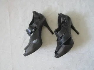 Sandalias charol grises