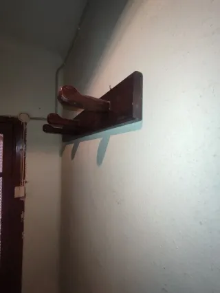 Perchero rústico de madera antiguo