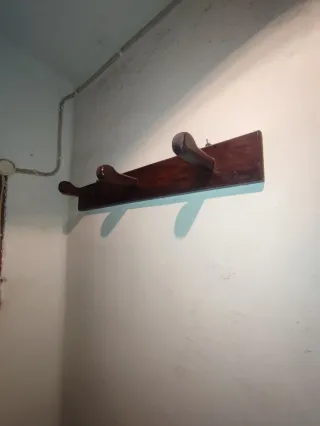 Perchero rústico de madera antiguo