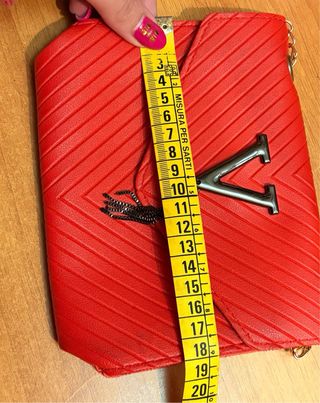 Piccola borsetta con design V