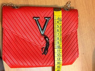 Piccola borsetta con design V